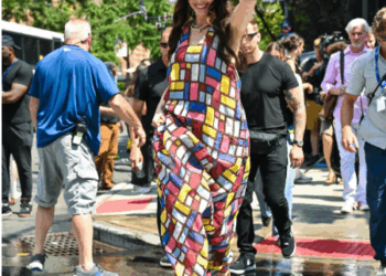 Anne Hathaway’s 2025 Classic Return: A Fashion Statement in “The Devil Wears Prada 2”